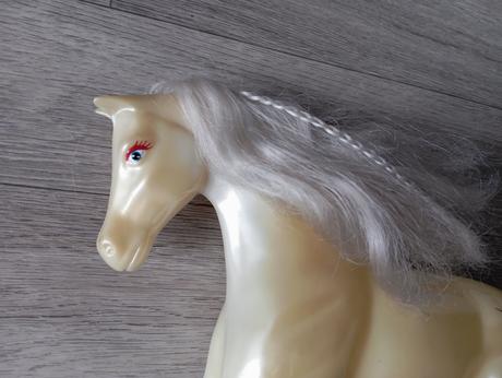 Bábika, dieťa a dva kone, 