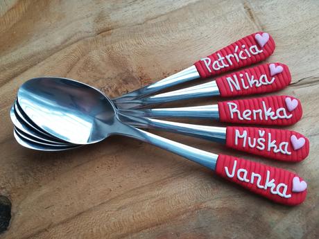 Lyžička s menom,