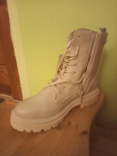 Šnurovacie členkové čižmy nové, mustang,38