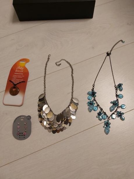 Nahrdelnik+nausnice, 