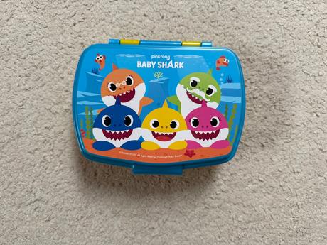 Baby shark sada - puzzle+figurky+box,