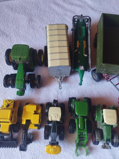 Siku traktory a prislusenstvo 2,5eur/kus, 