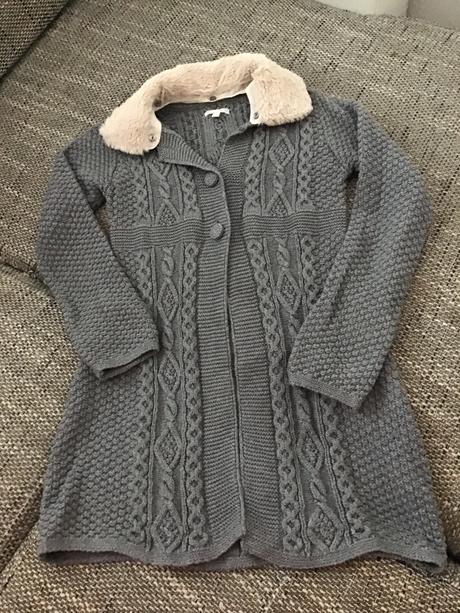 Dievčenský svetrík s kozusinovym golierom, strih a, 134