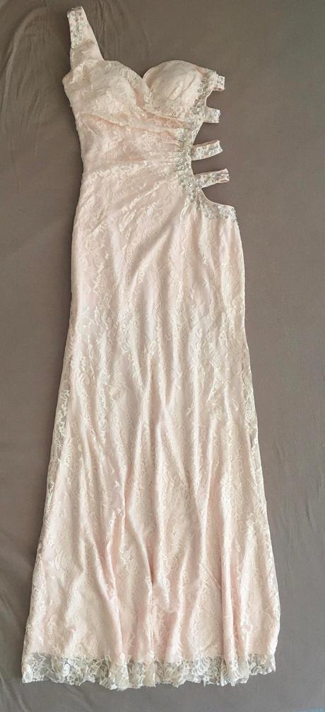 Ružové čipkované šaty, s