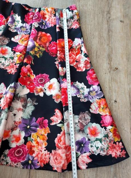 Kvetinová sukňa, atmosphere,36