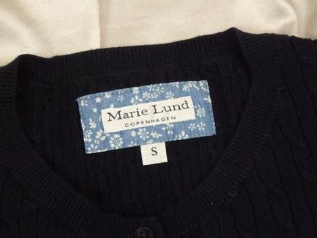 Kvalitný tmavomodrý sveter, s