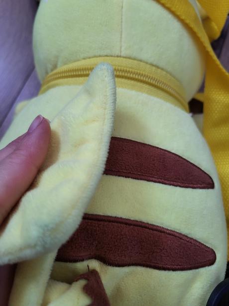 Pokemon pikachu ruksak a naramky potrebne vyprat,