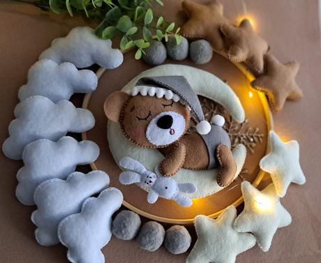 Kolotoč nad postieľku,