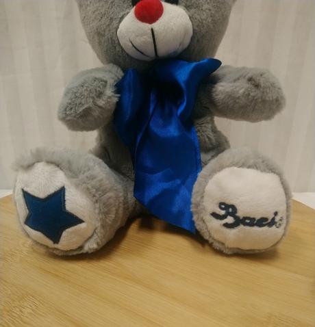 Plyšový sivý medveď s mašlou, kapsička vzadu italy, 