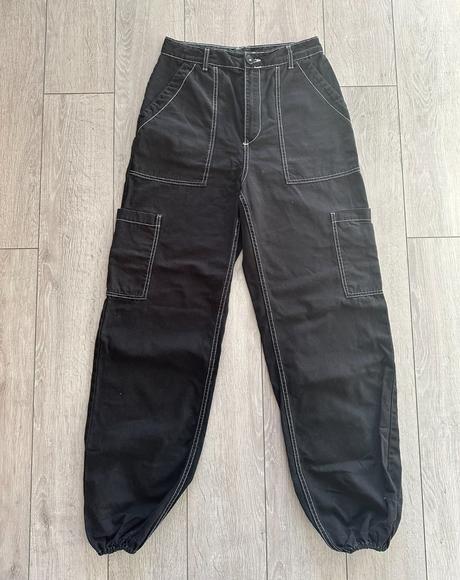 Čierne rifle s bielym prešívaním, h&m,38