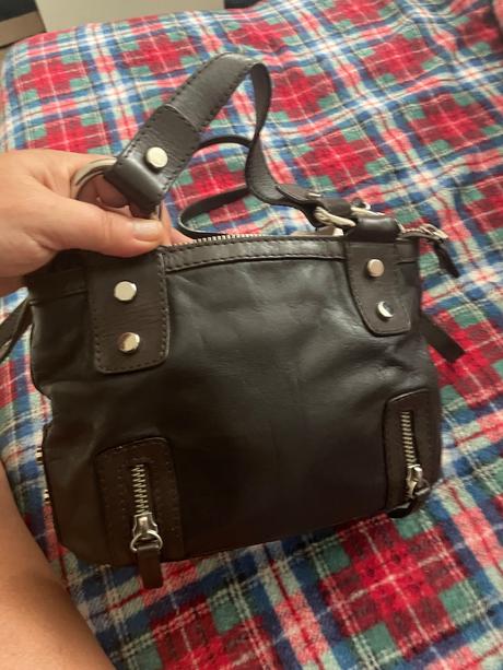 Versace versus kožená kabelka, versace