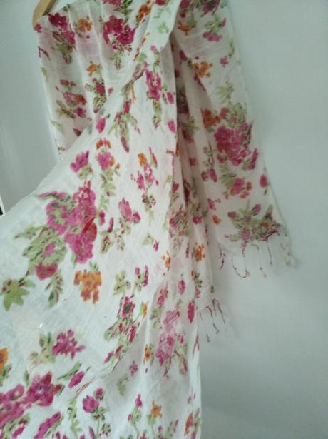 Kvietkovaný šál na leto,