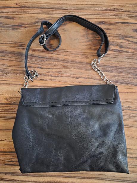 Vybíjaná crossbody, bershka