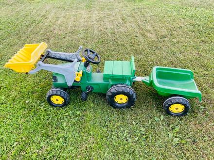 Rolly toys john deere traktor s vlečkou,