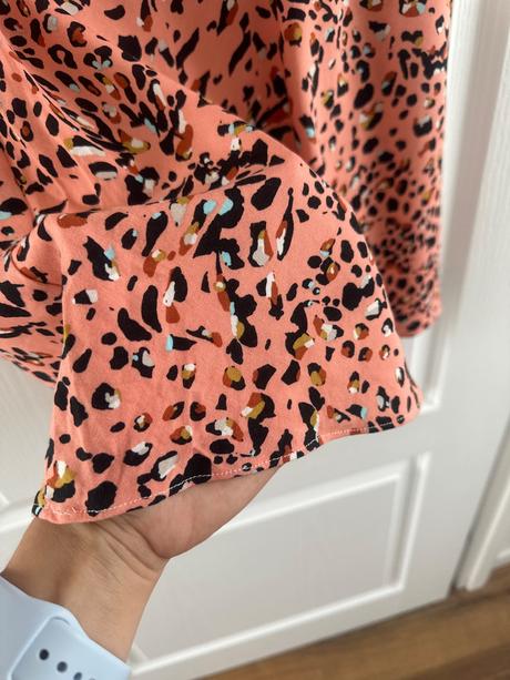 Štýlová midi sukňa s modernou leopardou potlačou, 