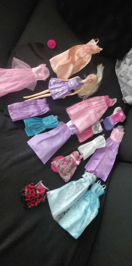 Barbie so šatami,