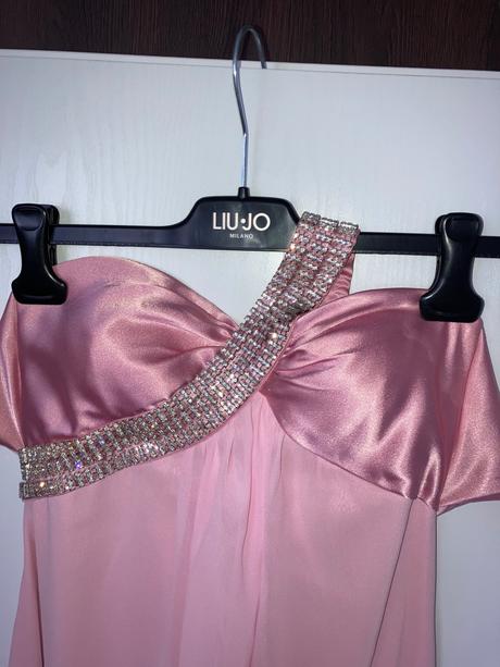 Spoločenské šaty, 32