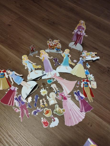 Papierové bábiky obliekacie, 