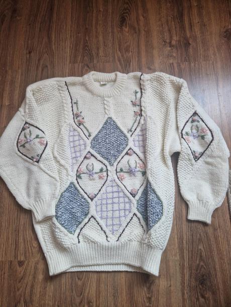 Vlneny vysivany sveter, xxl