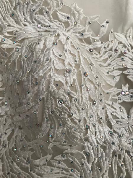 Vyčistenie svadobných šiat s kamienkami: Rady a skúsenosti