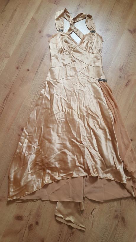 Zlaté spoločenské šaty, 34