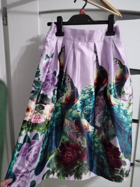 Satenova nadherna sukna uni je na gumu,