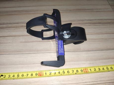 Drziak na flasku na kolobezku,