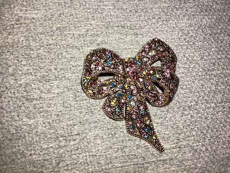 Krásna brošňa mašľa s kamienkami,