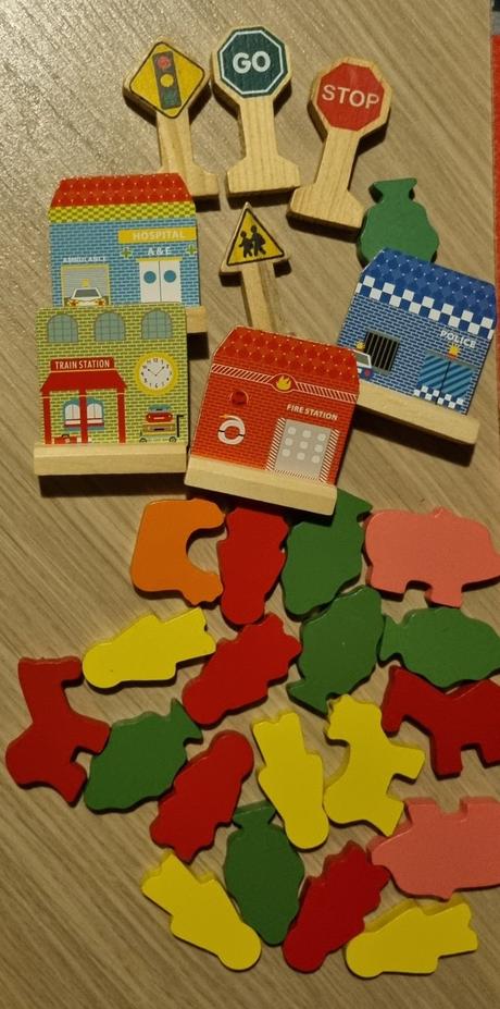 Hasičská podložka s drevenými značkami a figúrkami, 