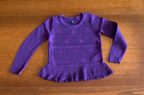 Rozkošný pulóvrik gap s volánom a bodkami, gap,98