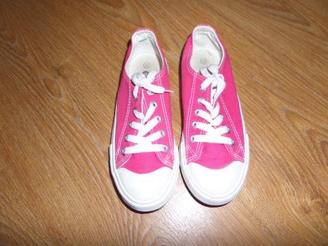 Ružové tenisky, 32