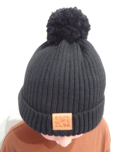 Čierna čiapka s brmbolcom, 50