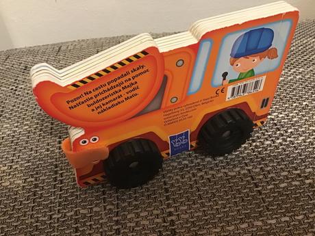 Kniha na kolesách buldozeristka majka,