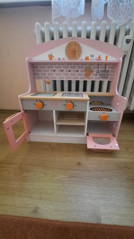 Kuchyňka pre malé dievčatko,