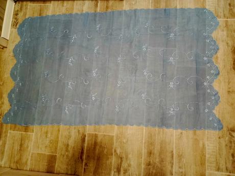 Modrá trblietavá záclona, 