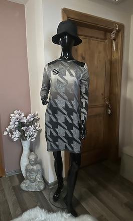 Pekné vzorované šaty s vreckami zn. magenta, l / m