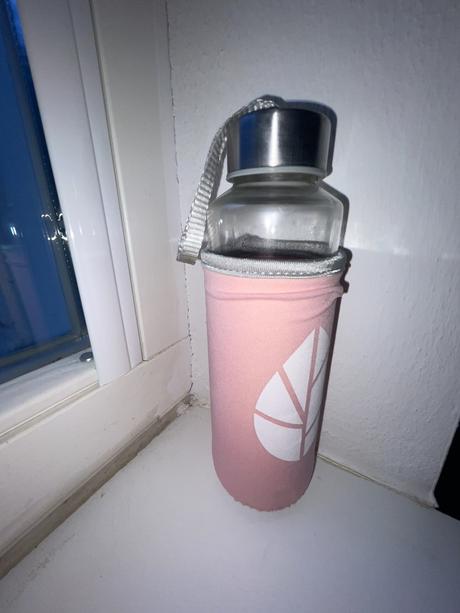 Sklenená fľaša s obalom,