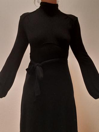 Prijemne úpletové čierne šaty, s