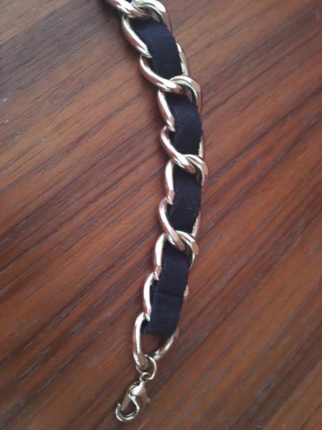 Cierno zlaty naramok, 