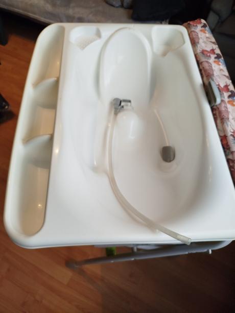 Skladací prebaľovaci pult s vanickou,