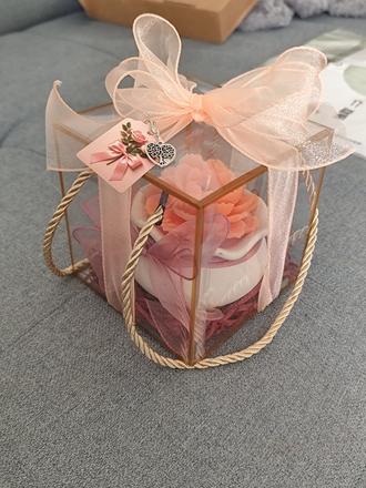 Elegantný darčekový box srdce na dlani,