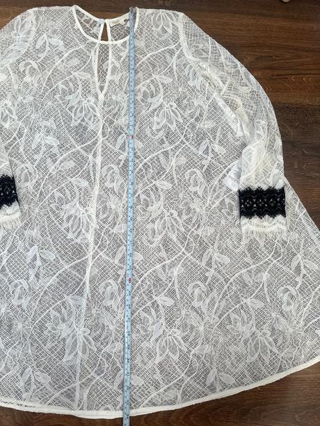 Čipkované šaty od francúzskej značky maje, s