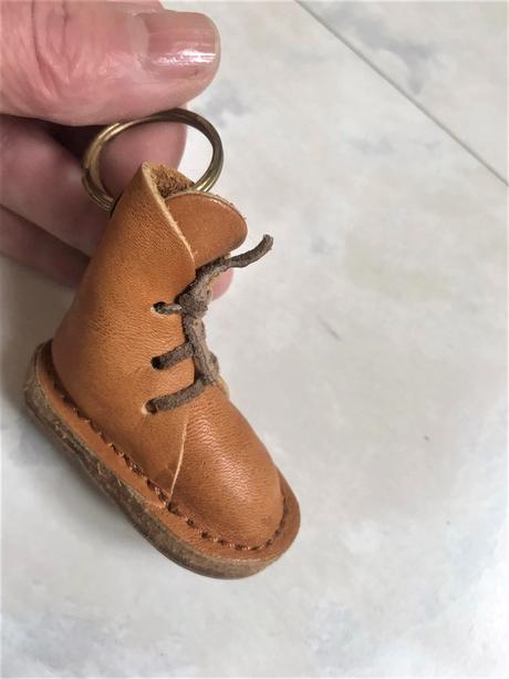 Kožený prívesok caterpillar,