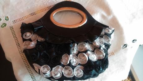 Čierno-biela kabelka kvetinková, 