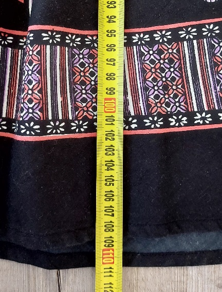 Čierne kvetinové šaty, l