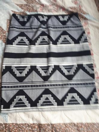 Cierno biela vzorovana elasticka sukna, s