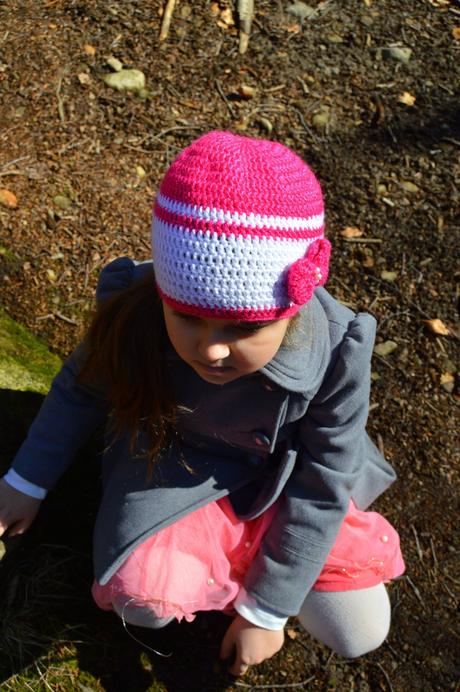 Háčkovaná čiapočka s kvetom, <50 - 158