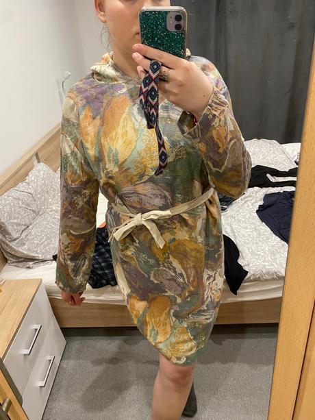 Krásne športové šaty s kapucňou, m