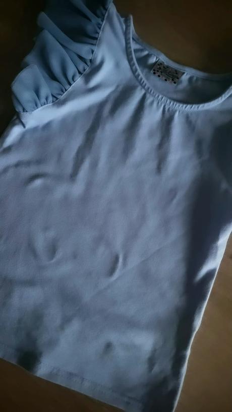 Veľmi pekné tričko s volanikmi, 116