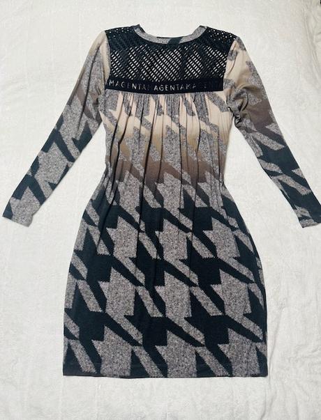 Pekné vzorované šaty s vreckami zn. magenta, l / m